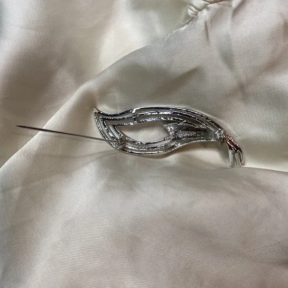 Sarah Cov Pin 🩶 - Picture 3 of 5